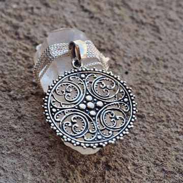 Floral Radiance silver necklace