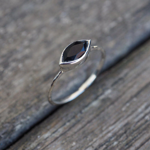 Oval gem stone silver delicate stacking ring-ring-Magnetica