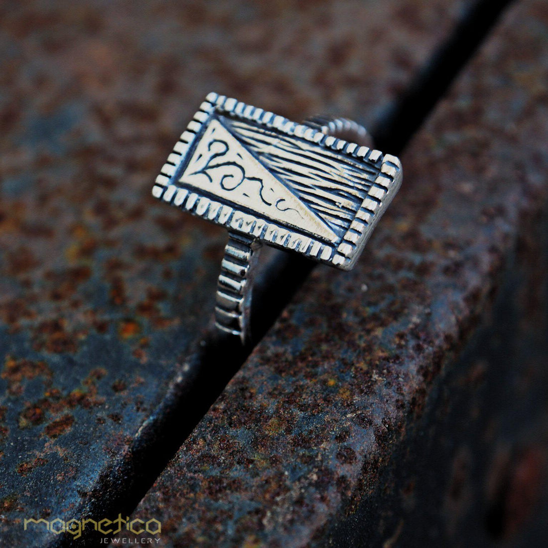 Vintage queen-B-sterling silver ring-ring-Magnetica