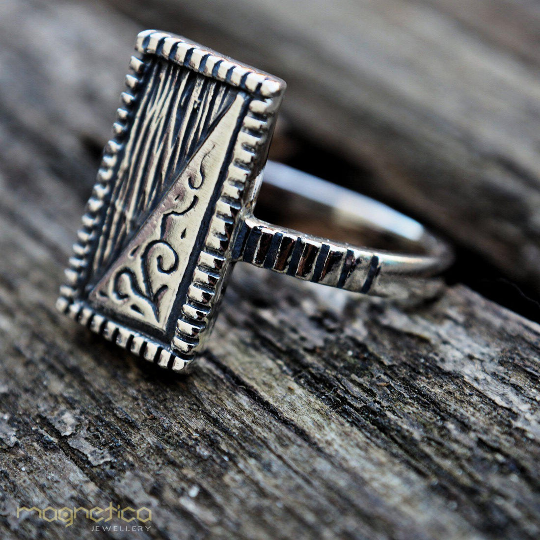 Vintage queen-B-sterling silver ring-ring-Magnetica