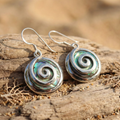 עגילי כסף תלויים ספירל עם צדף Selen  - Magnetica Jewelry