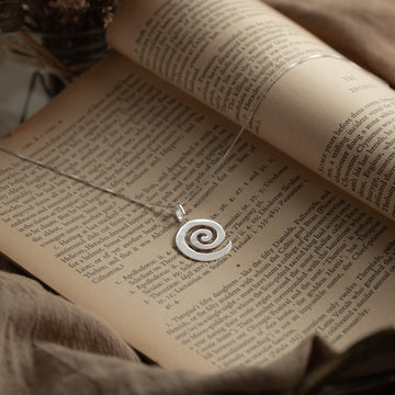 Inward silver necklace