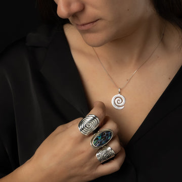 Inward silver necklace