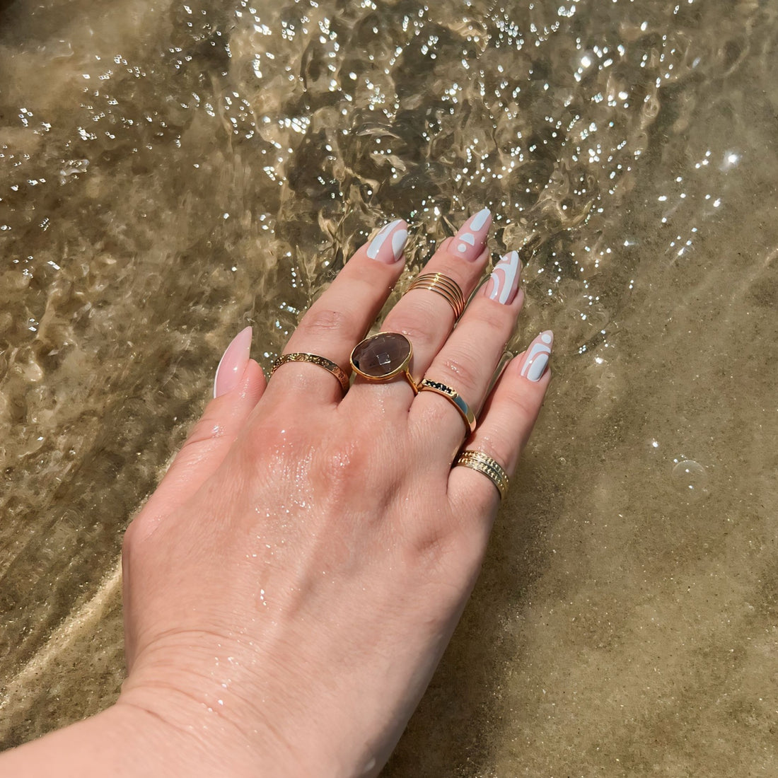 Gold black stones line ring
