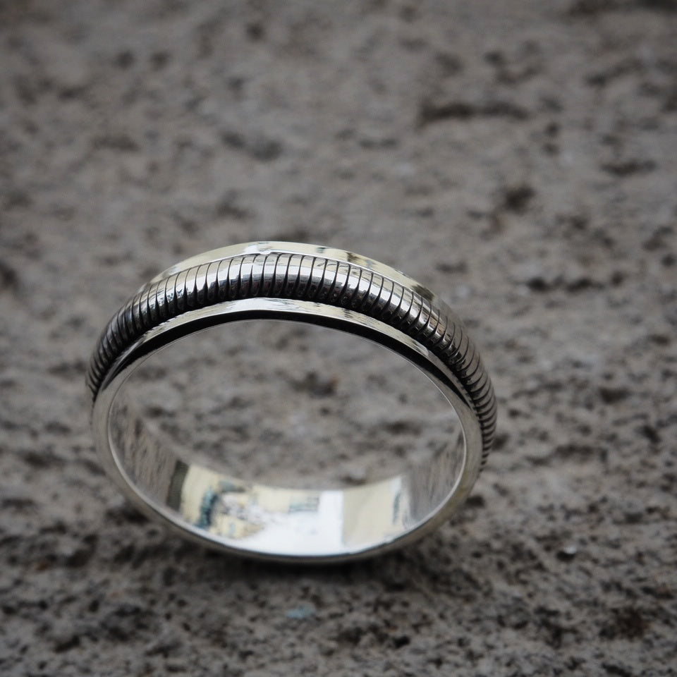 Zavítsa spinning sterling silver ring