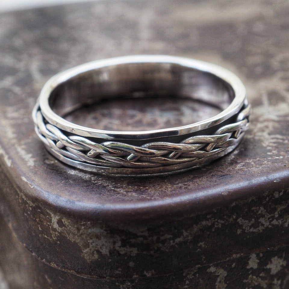 Skollis spinning silver ring