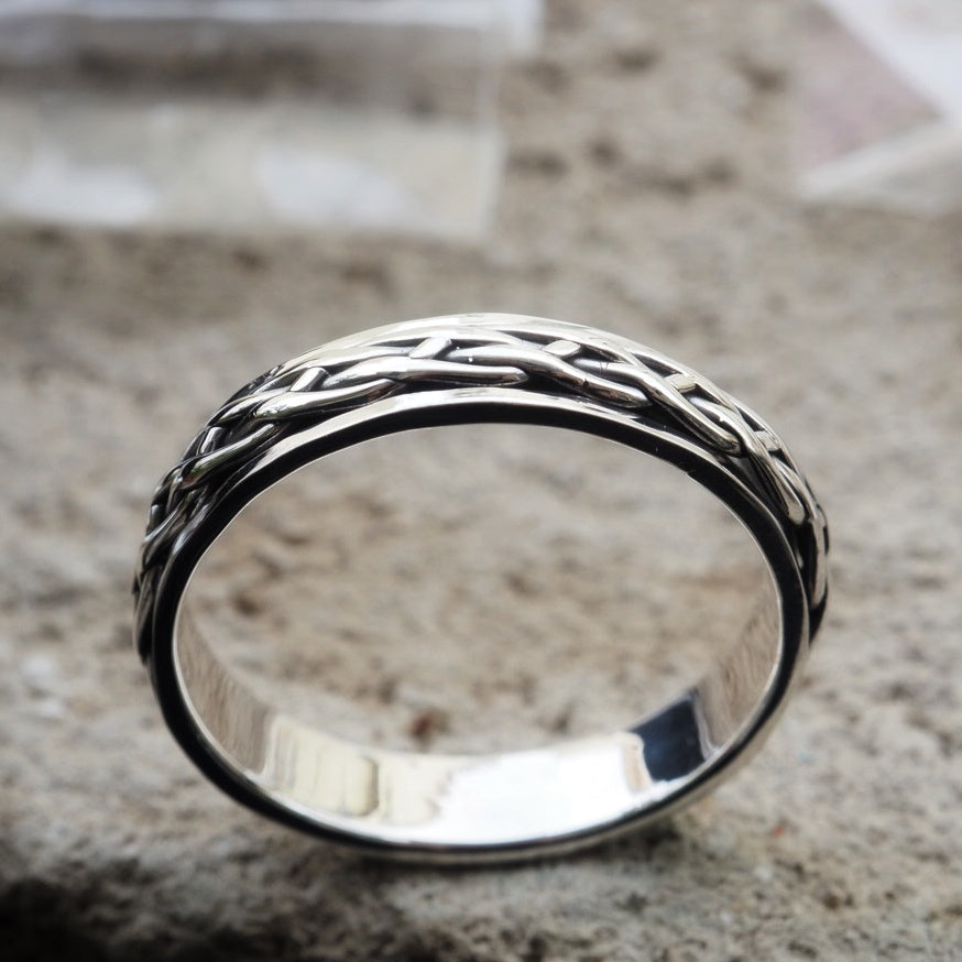 Skollis spinning silver ring