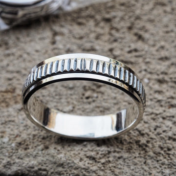 Gyali spinning silver ring