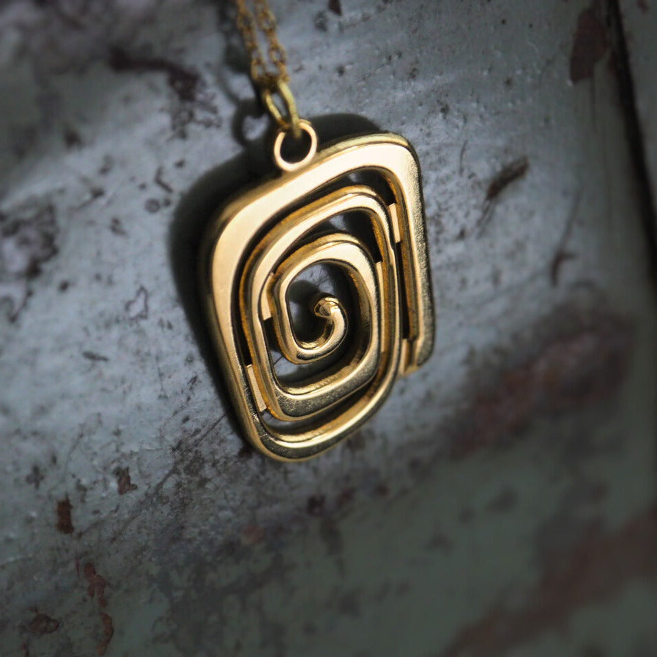 medallion gold necklace - Magnetica
