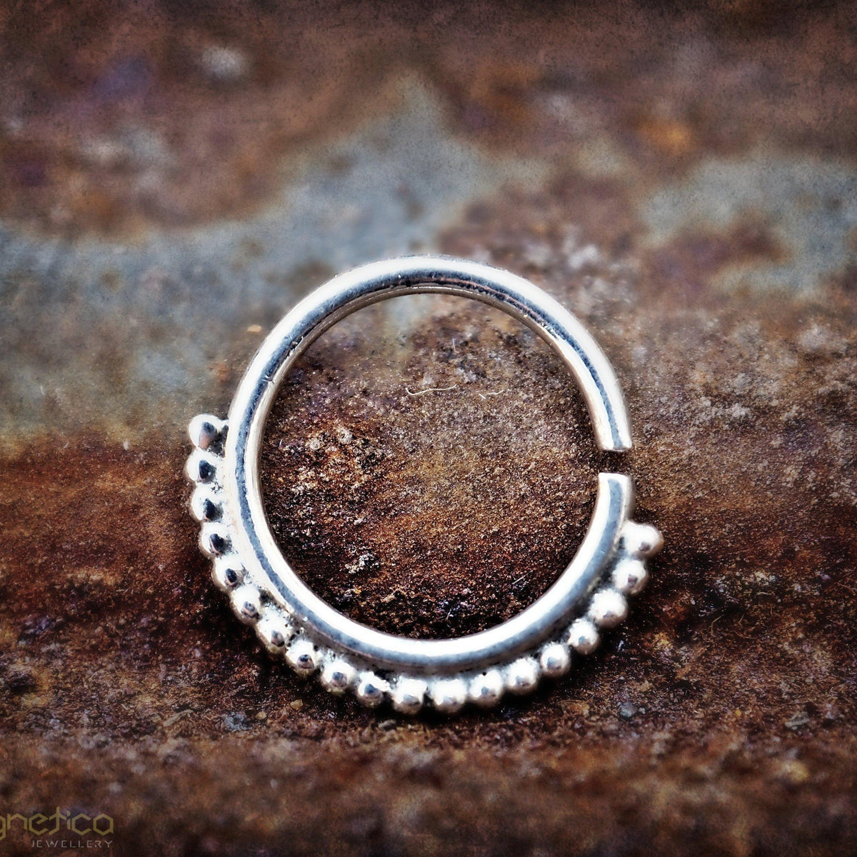 Silver classic piercing ring– Magnetica