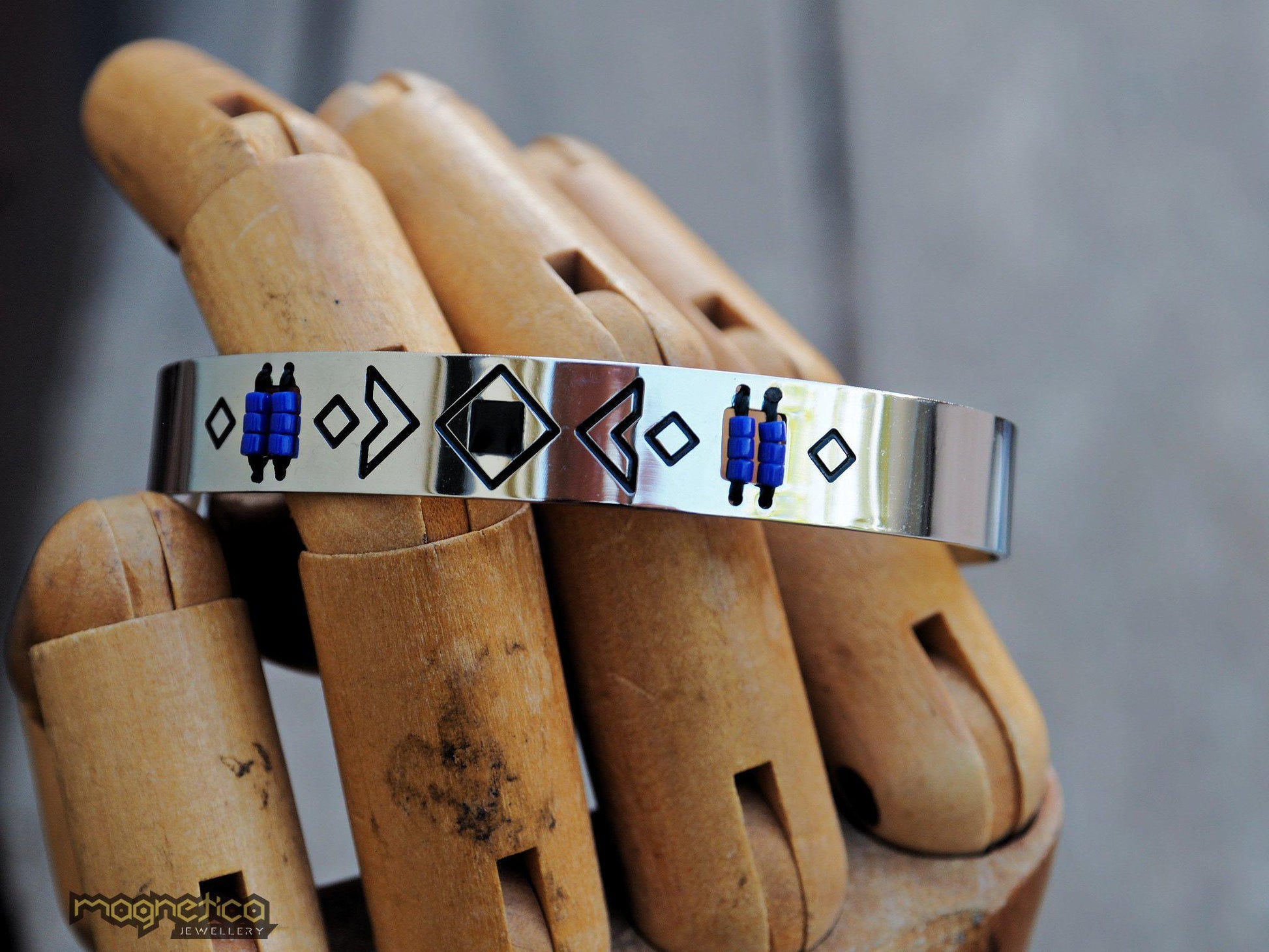 Native silver cuff bracelet-bracelet-Magnetica