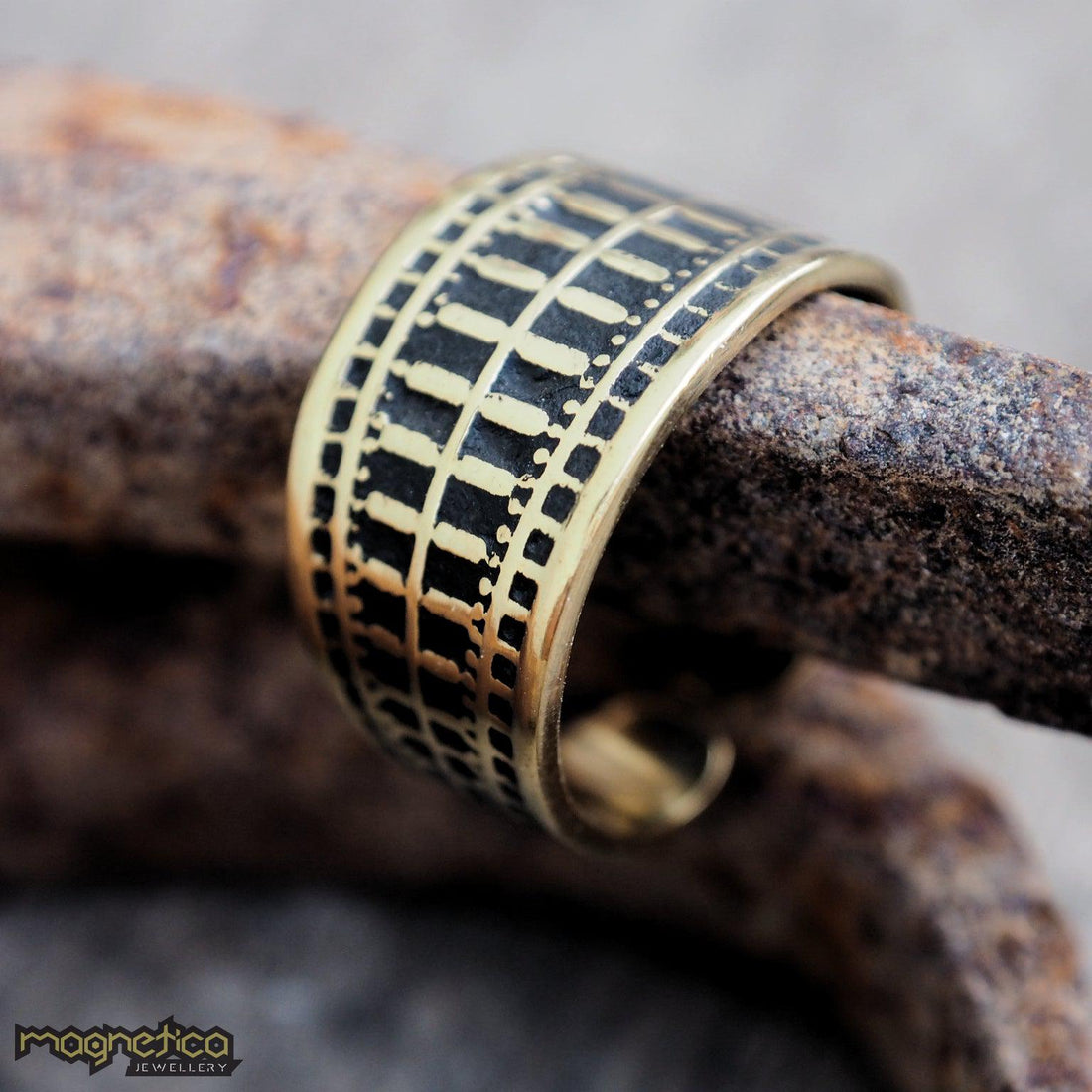 Oasis adjustable brass ring