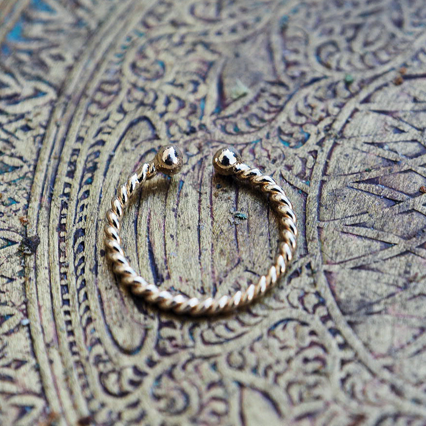 Gold twisted thin fake piercing