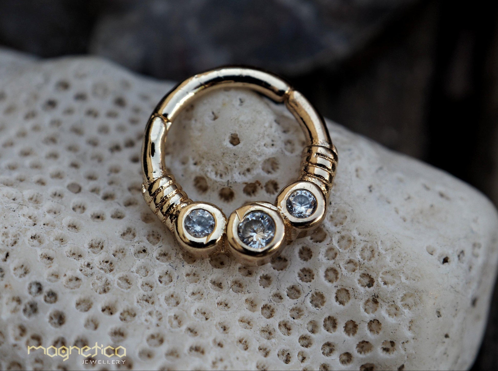 Gold piercing clicker Ring with 3 diamonds-piercing-Magnetica