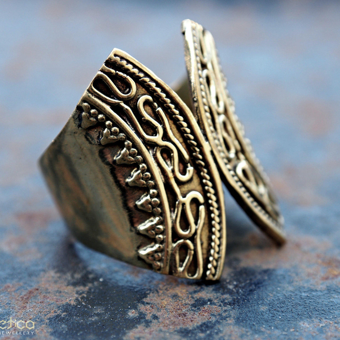 Tribal big gold brass ring-ring-Magnetica