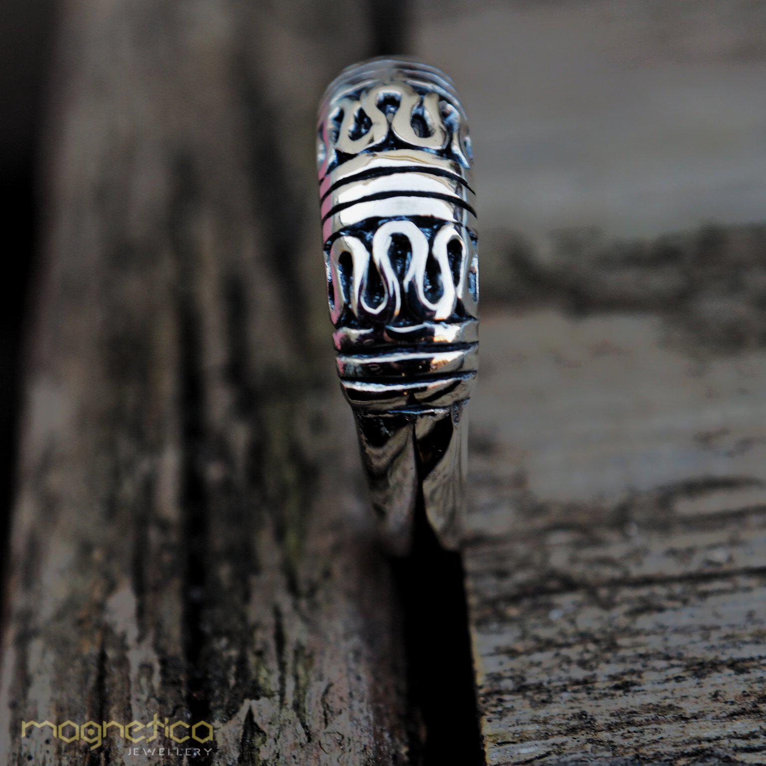 Vintage queen-A-sterling silver ring-ring-Magnetica